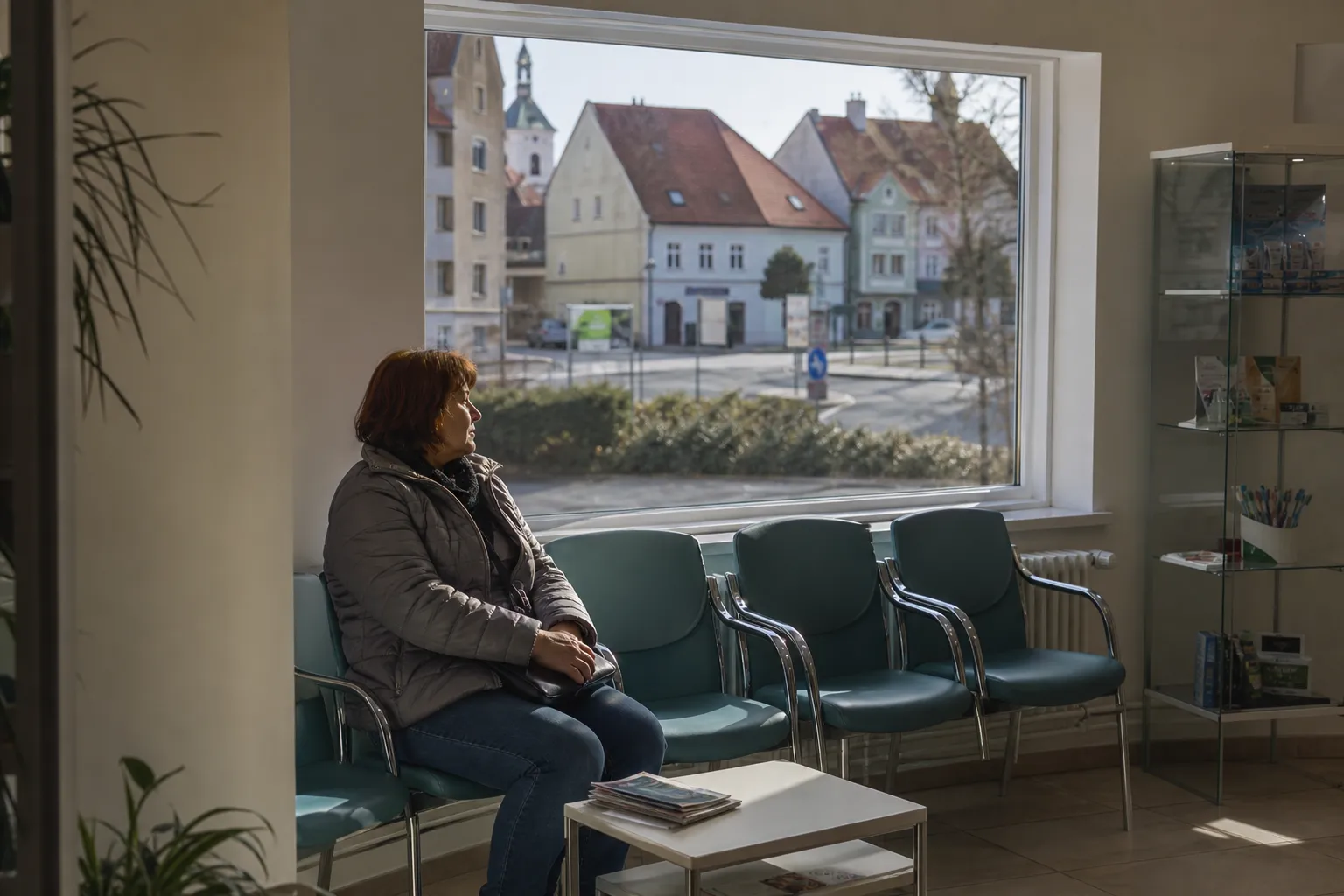 Papírová koláž zubního křesla, mapy Česka, čekárny a pojišťovací karty