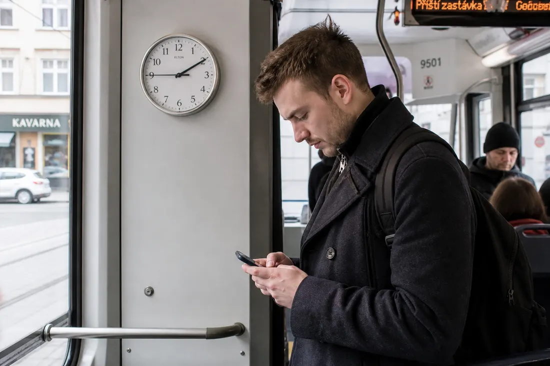Time on a Phone Is Not Time in the Real World — redakční ilustrace 1
