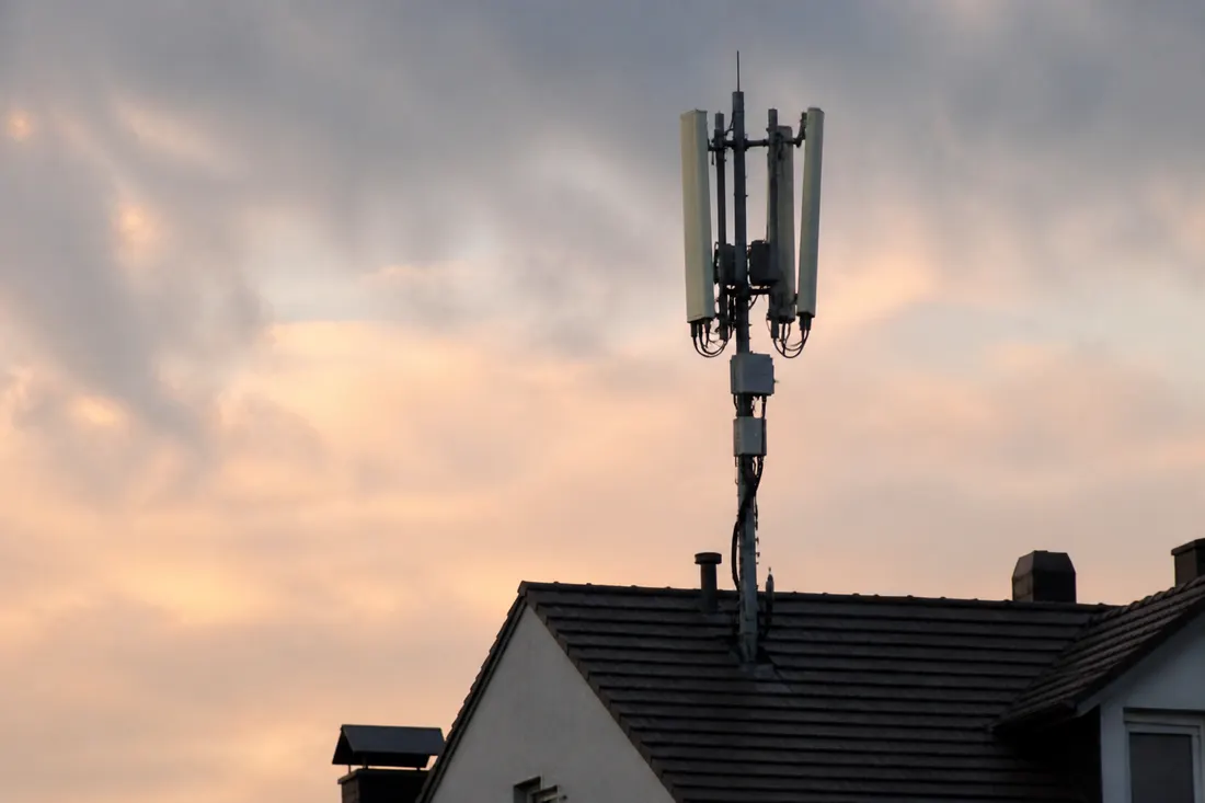 Šest měsíců u operátora není obsah hovoru. Billing není data retention. A český zákon pořád ukládá plošné uchovávání, i když unijní a civilní judikatura říkají, že to neobstojí. — redakční ilustrace 2