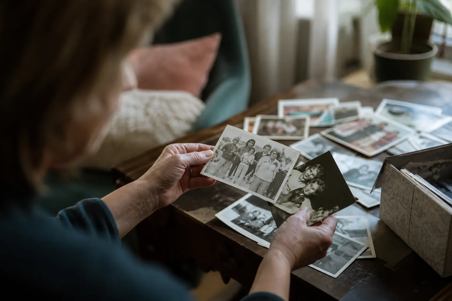 Anonymní postava před vrstvami roztrhaných a mírně odlišných vzpomínkových výjevů propojených jemnými liniemi