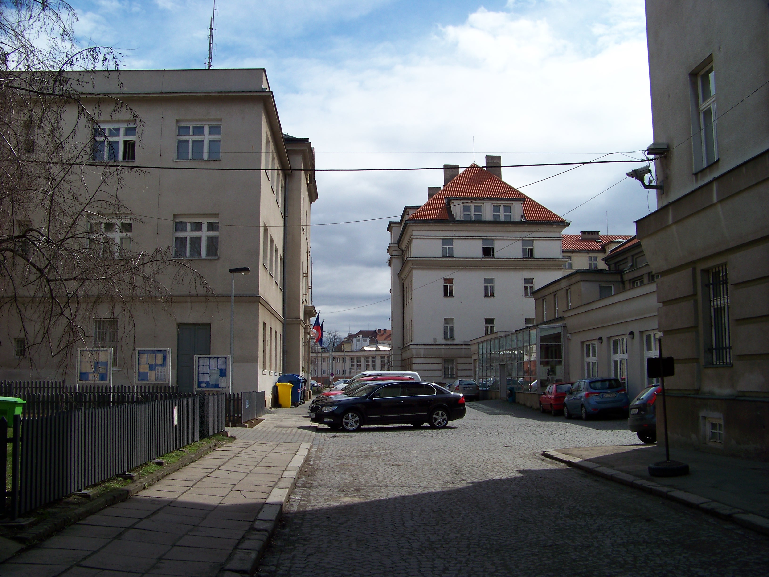 Soudní ulice na Pankráci: věznice a soud vedle sebe. Moc za zdí je jiný klíč než hlídka na silnici.