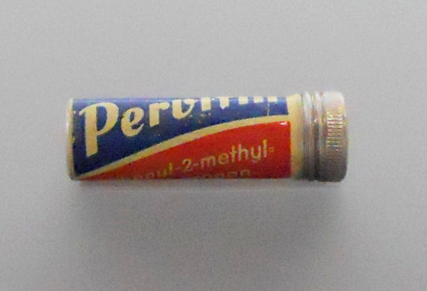 Prázdné tabletové pouzdro značky Pervitin z roku 1939: farmaceutické jméno, ne česká varna.